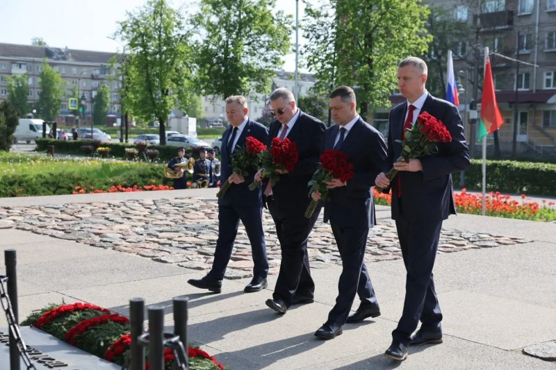 церемония возложения цветов Могила Неизвестного солдата Псков Михаил Ведерников Алексей Оверчук