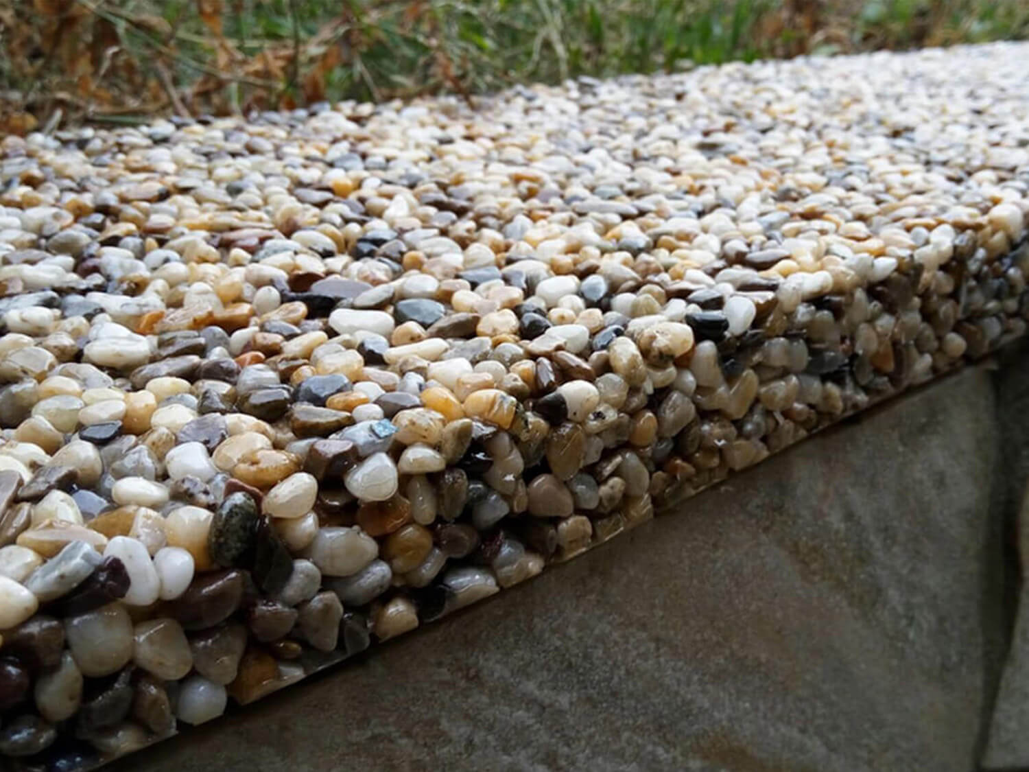 Каменный ковер во дворе дома фото
