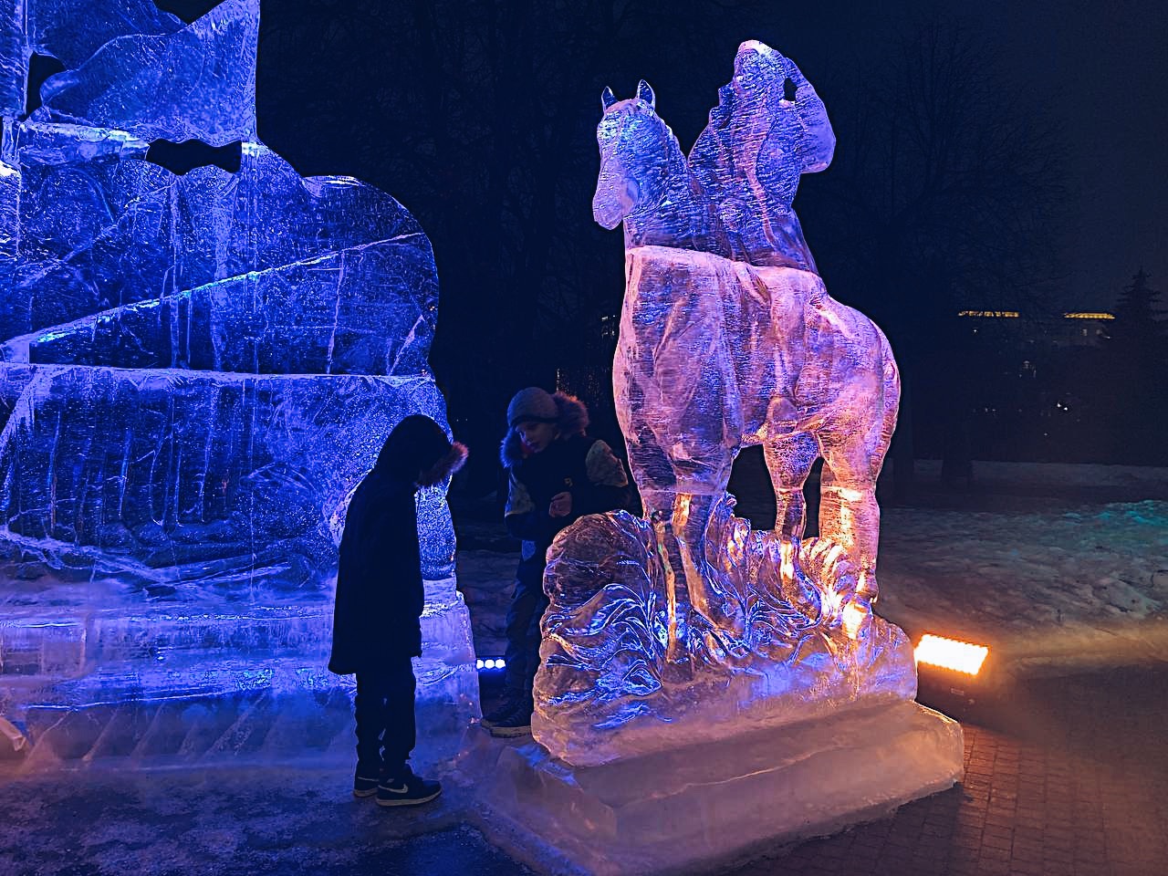 Ледовый россия. Ледяные фигуры на ВДНХ 2024. Выставка ледяных скульптур. Экспозиция ледовых скульптур.