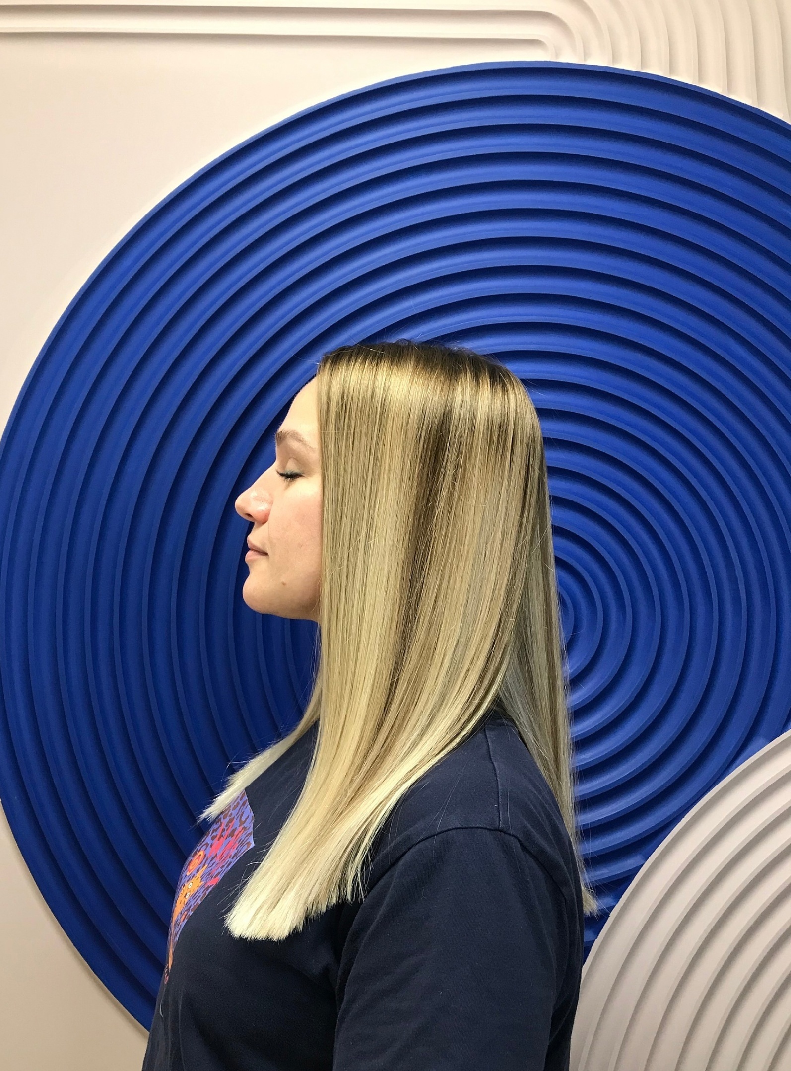 администратор салона красоты. администратор студии маникюра. вакансия продавец консультант. объявление требуется на работу. девушка в парикмахерской.