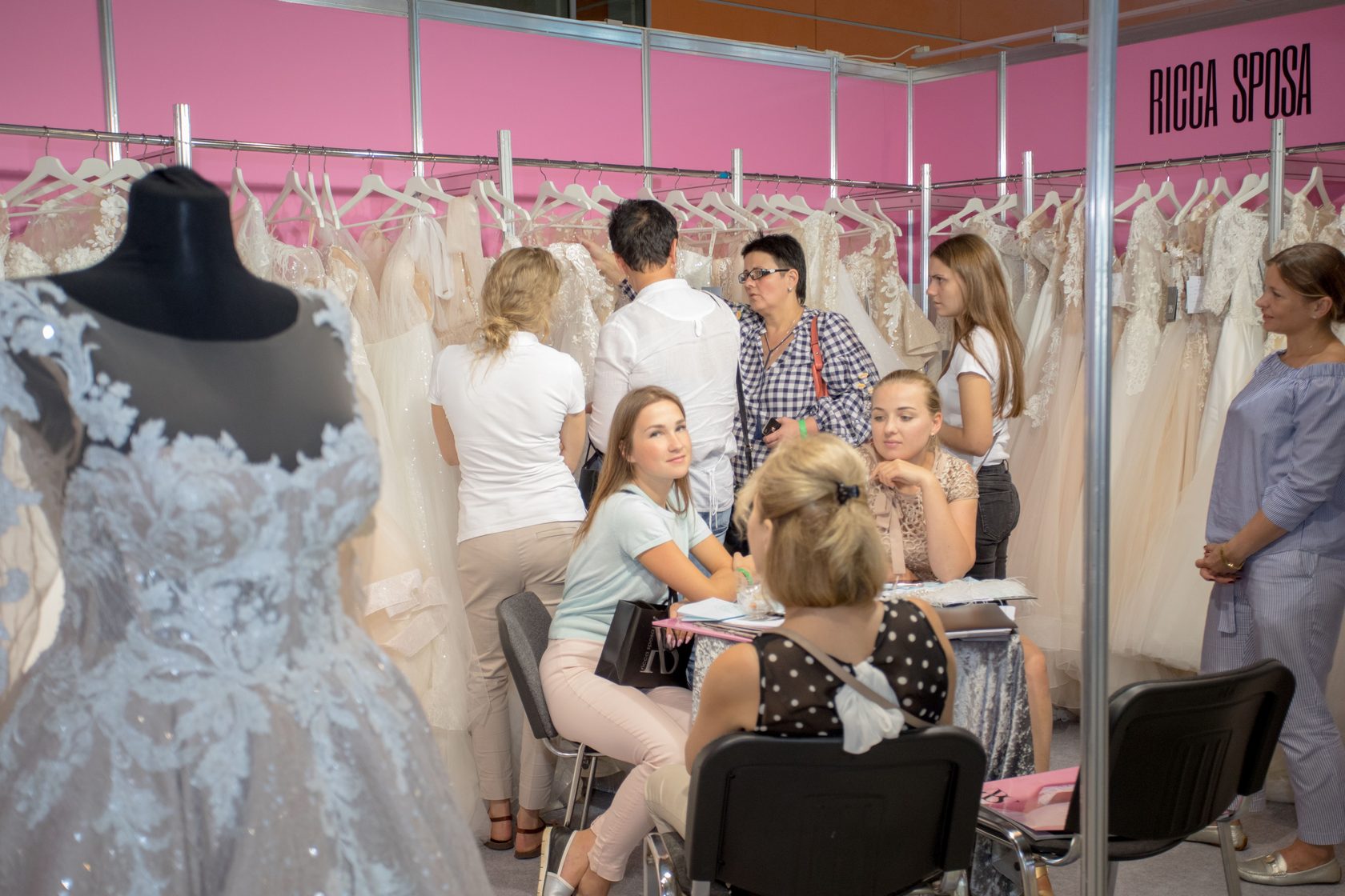 Wedding fashion moscow. Выставка платьев. Свадебная выставка. Выставка платья на ВДНХ. Салоны платьев ВДНХ.