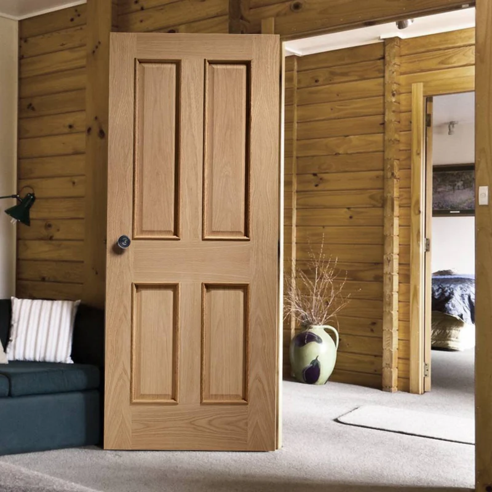 Сколько стоит дверь в дом. Деревянная дверь. Двери межкомнатные деревянные. Деревянные двери в интерьере. Двери под дерево.