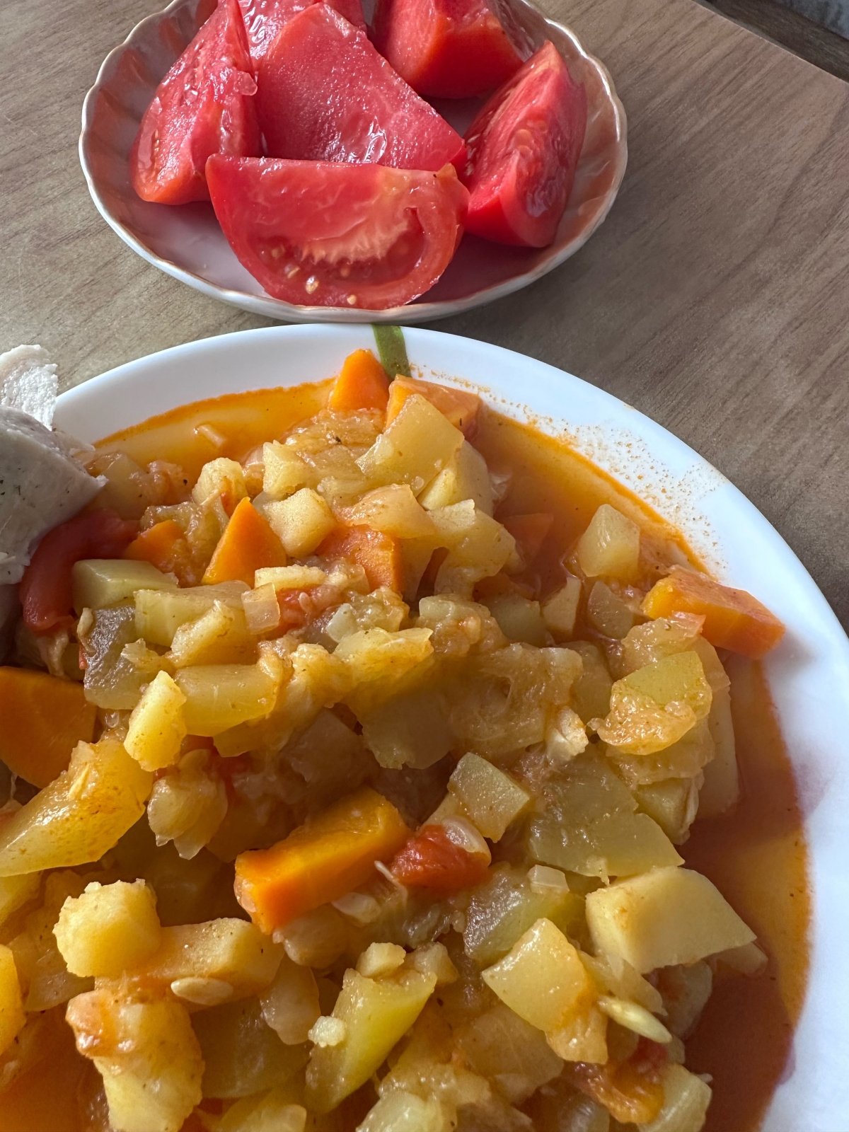 Овощное рагу и свежие томаты
