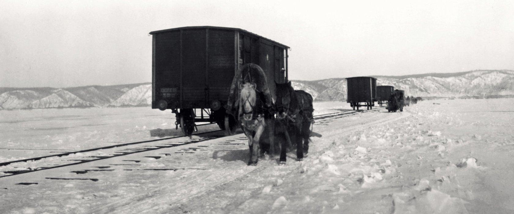 Песня дорогу капитан. Байкал Гужевая Железнодорожная переправа 1901. Переправа через Байкал 1904. Гужевая переправа через Байкал. Железная дорога по льду Байкала.