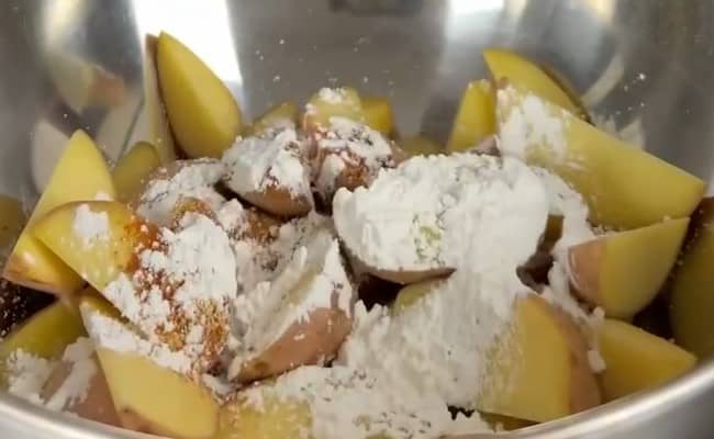 Приготовление картофеля по-деревенски в духовке: шаг 4