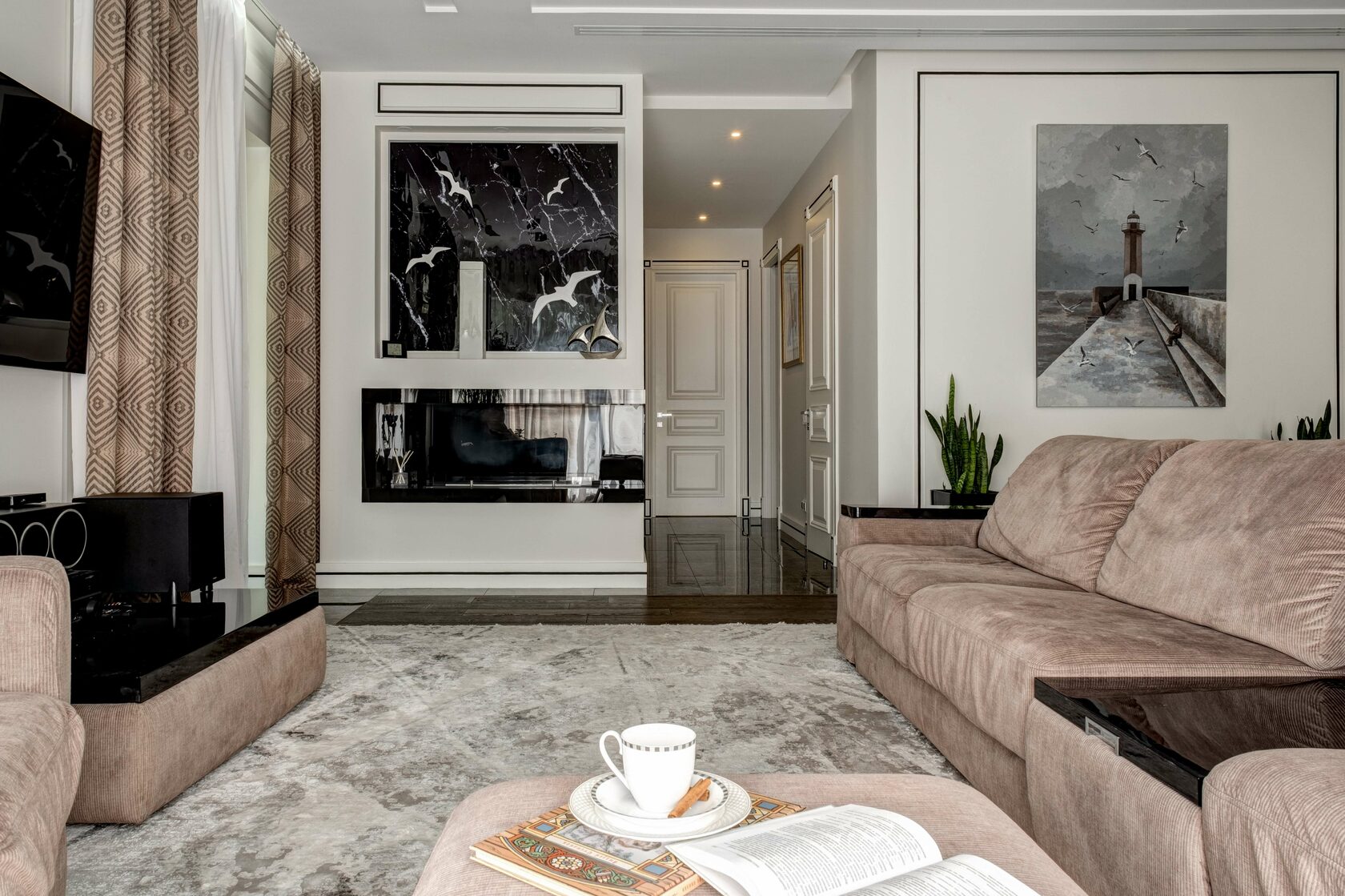 ЖК парк Рублево - Дизайн интерьера гостиная, диван, картины, ТВ