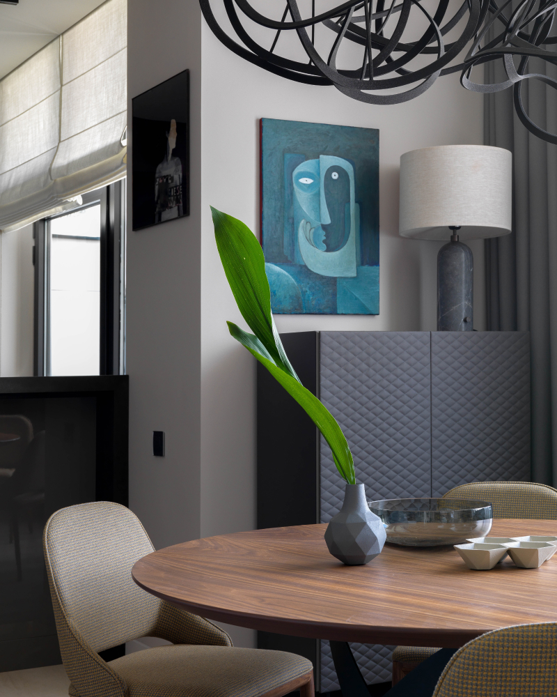 серая геометричная ваза на столе