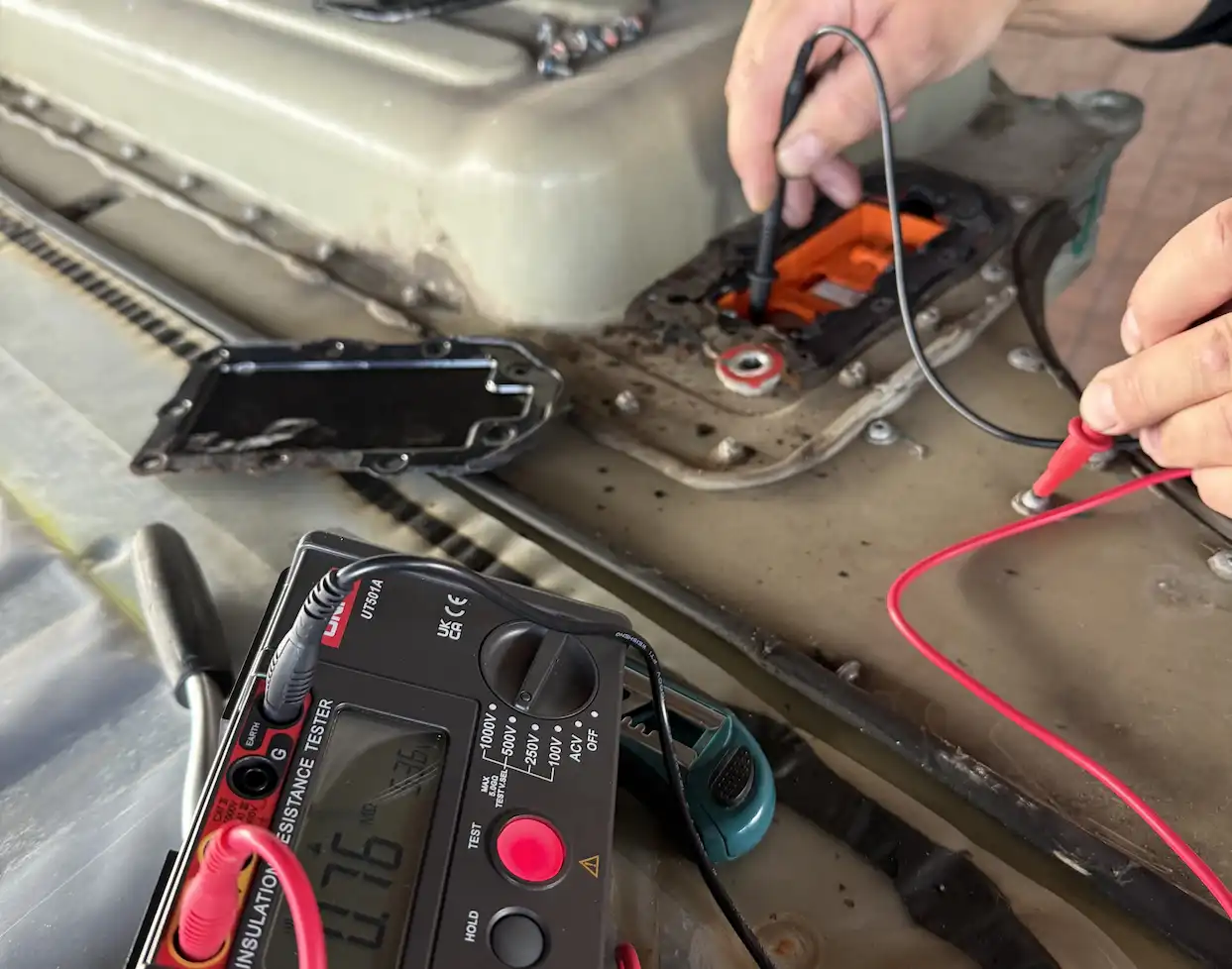 Tesla auf der Bühne bei Hochvoltbatterie Diagnose