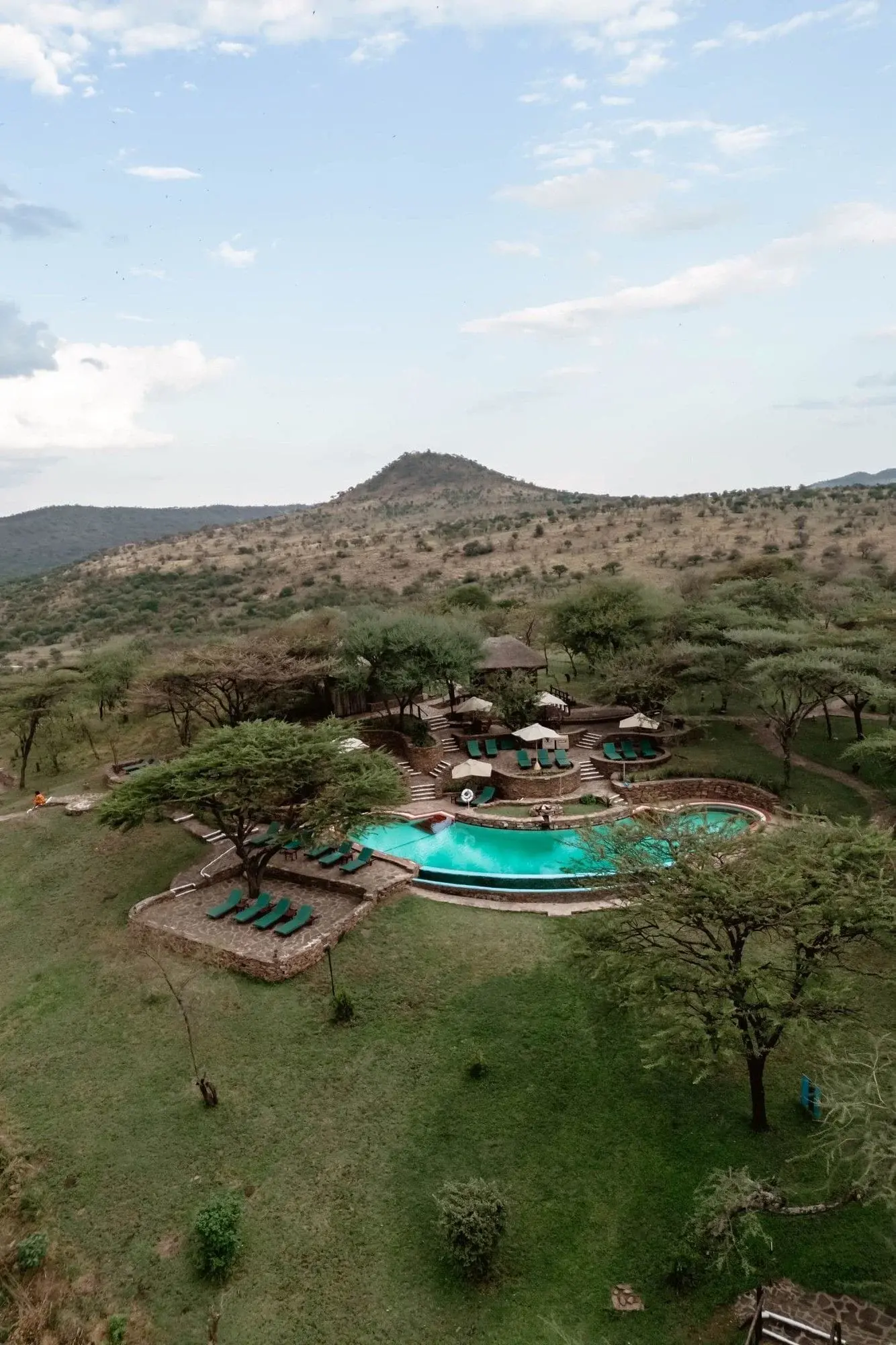 Лодж с высоты среди акаций, Serengeti Serena Safari Lodge