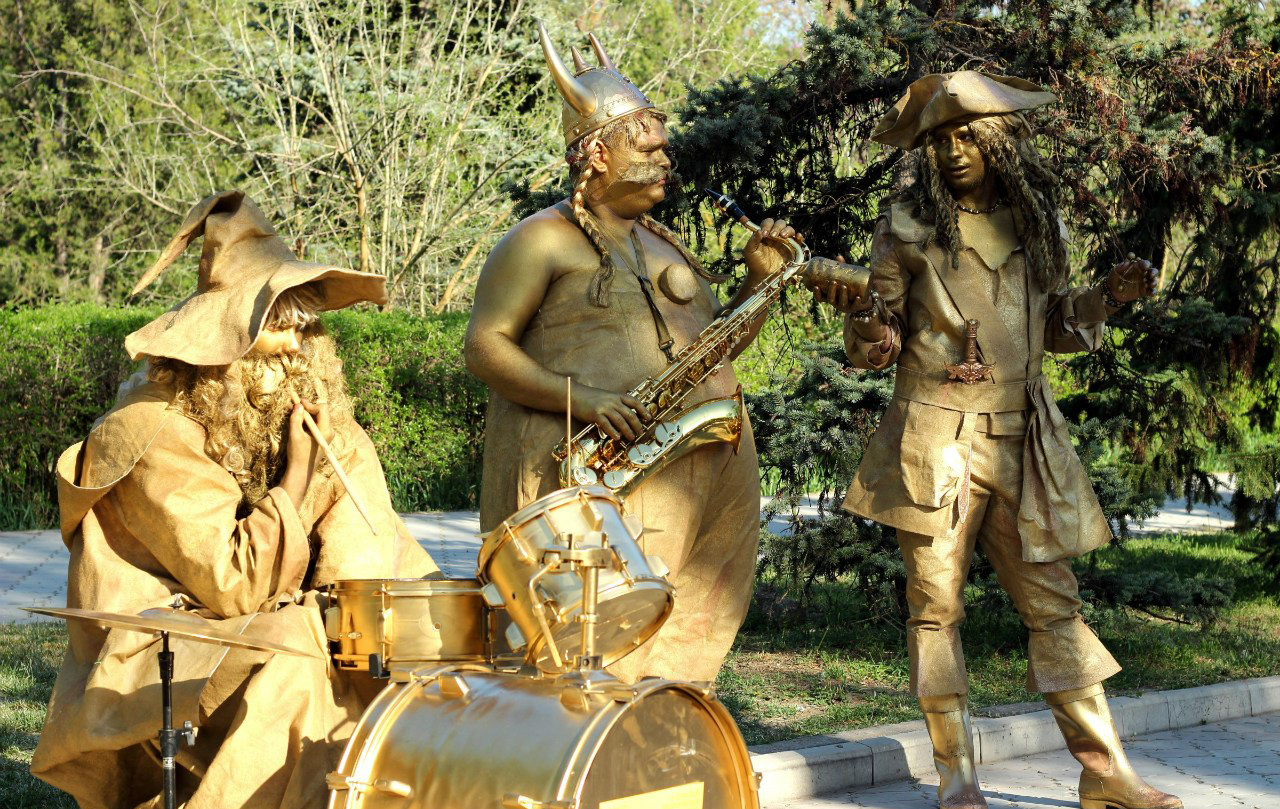 интересные выставки. живые фигуры. ожившие скульптуры. живые скульптуры керчь. живые скульптуры bruce mclean.