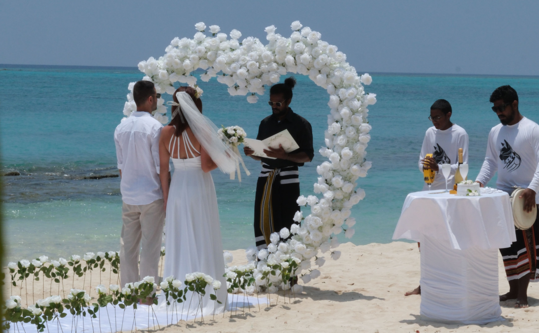 Невеста держит букет