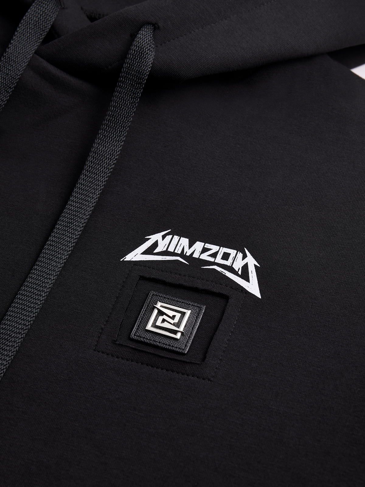 детальное фото вышивки на толстовке