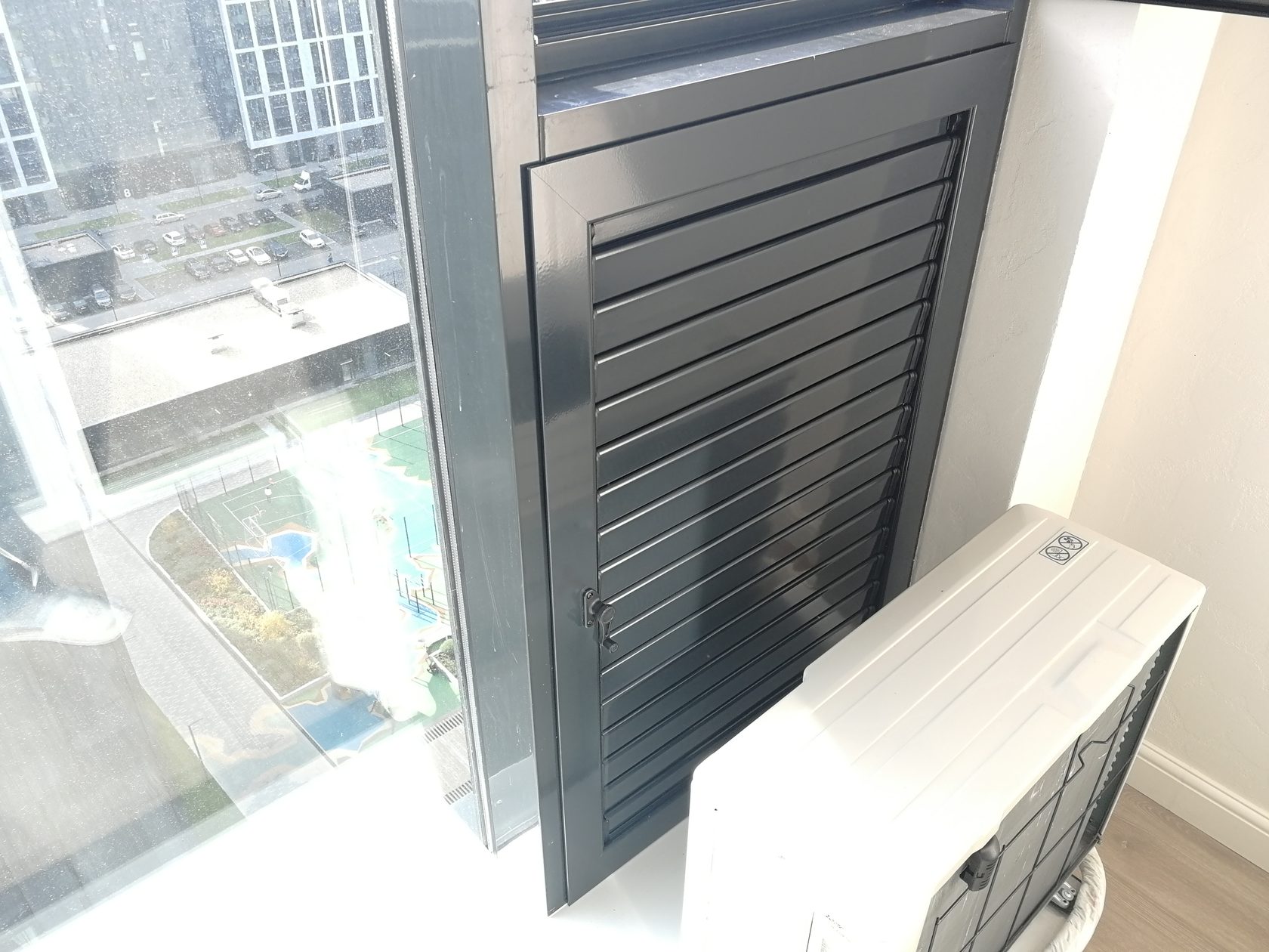 Регулируемые алюминиевые вентрешетки для установки на балкон, куда вынесен внешний блок кондиционера. Замена вентиляционной решетки на балконе. Поверните ручку - закройте жалюзи. 
