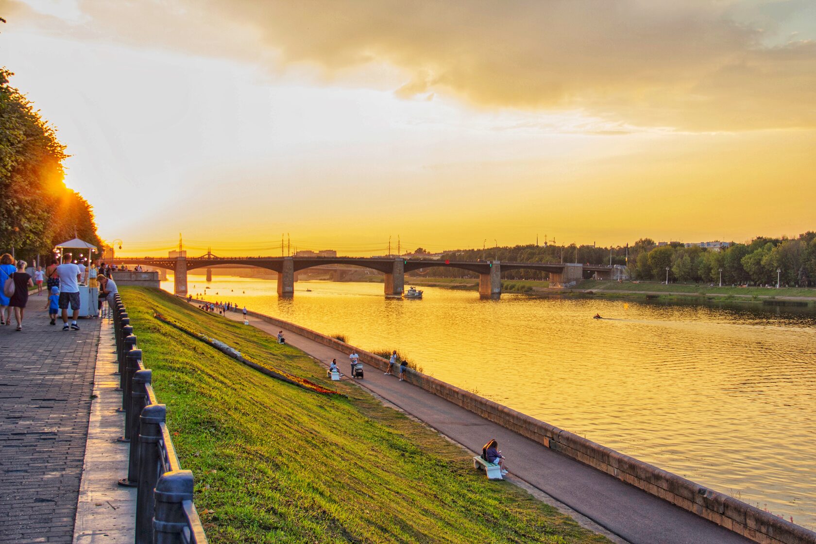 Обзорная экскурсия по Твери. Тверь набережная фото. Тверь Петербург.