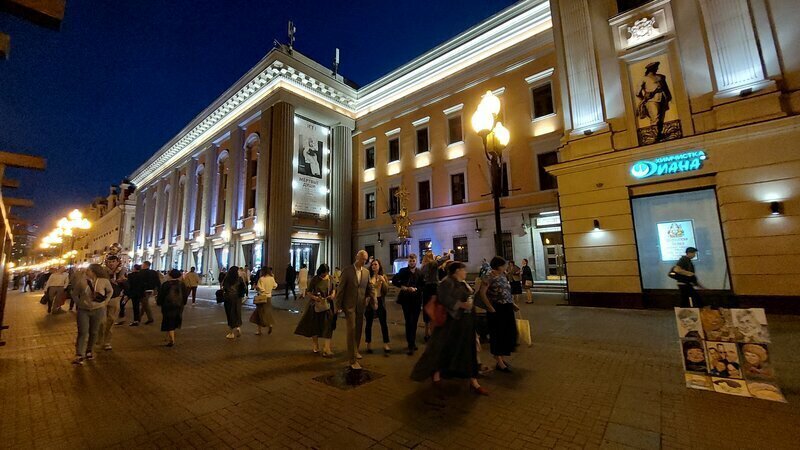 В академическом театре имени Евгения Вахтангова самые поздние представления начинаются в 19:00. Выбрать спектакль и купить билеты можно на сайте. Фото: nidochka / Яндекс Карты