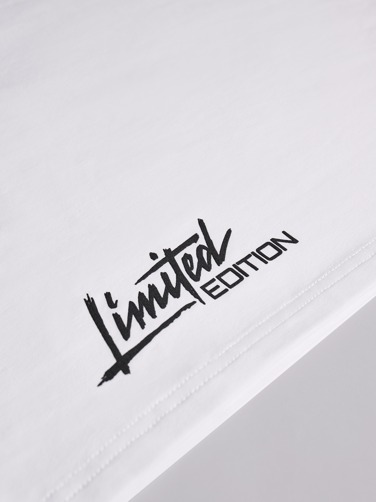 дизайнерская вышивка на белой одежде