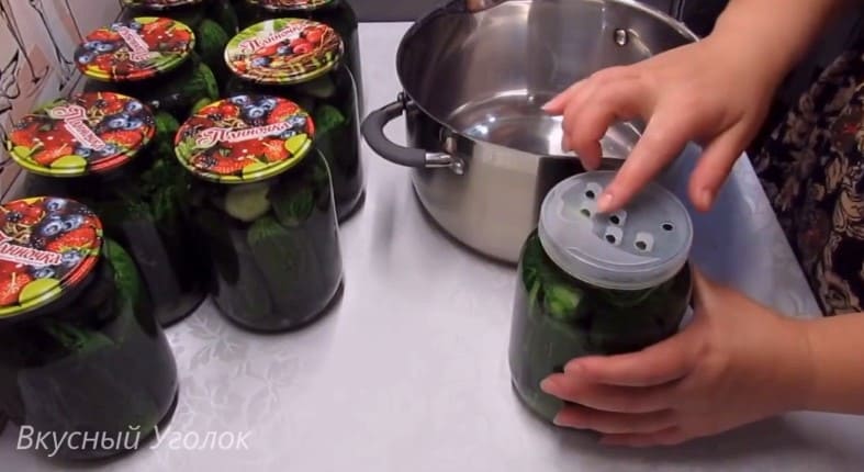 Приготовление маринованных огурцов на зиму с уксусом: шаг 12