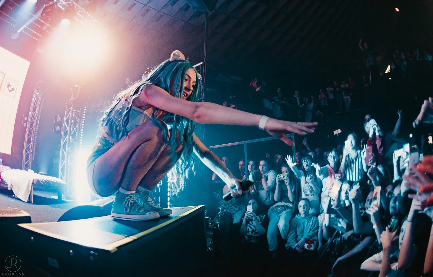 Фанаты на концерте Мэйби Бэйби в Воронеже