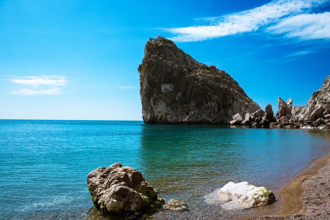 Качество моря в крыму. Гора дива Симеиз. Пляж у скалы дива Симеиз. Симеиз Крым скала дива. Скала дива в Симеизе Ялта.