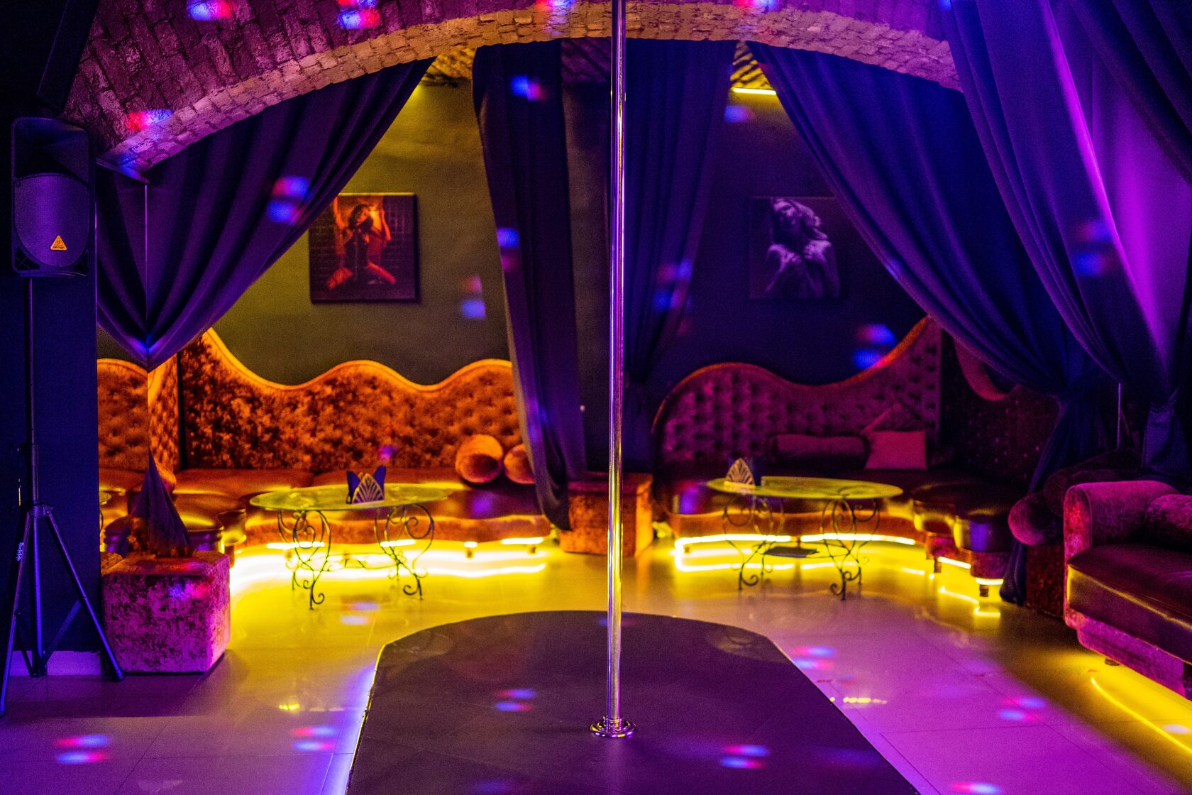 Клубы санкт петербурга 18. Zависть strip Bar, Санкт-Петербург. Стрип бар зависть Санкт Петербург. Стрип бар. Стрип бар большая Конюшенная.