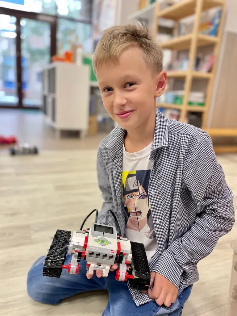 Ученик RoboCore с роботом EV3