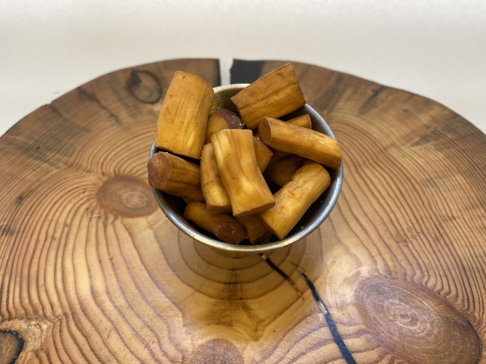 Сыр нити копченые. Большая сырная косичка. Сыр чечил охотничий. Копчение сыра. Как сделать копченый сыр.