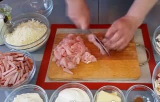 Приготовление жюльена с курицей, грибами, сыром и ветчиной: шаг 6