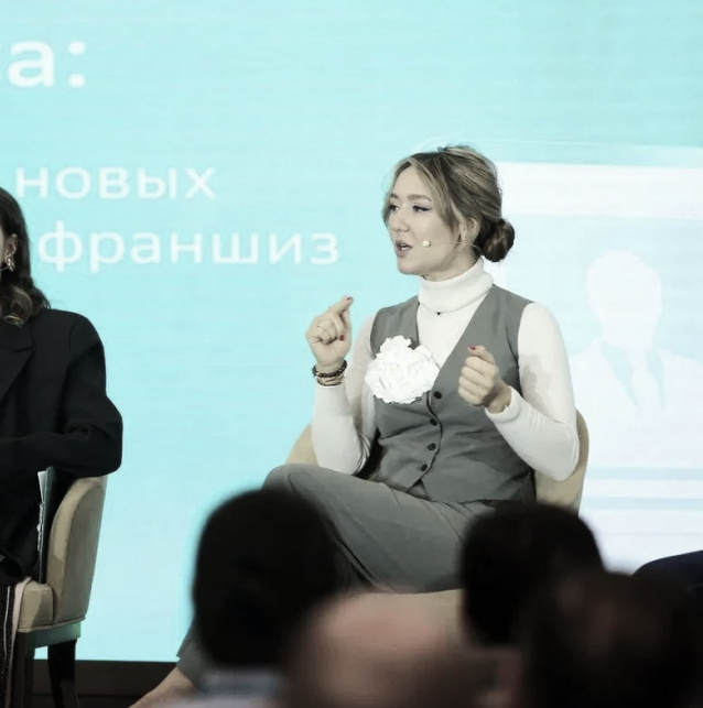 Кира Долгова выступает перед предпринимателями