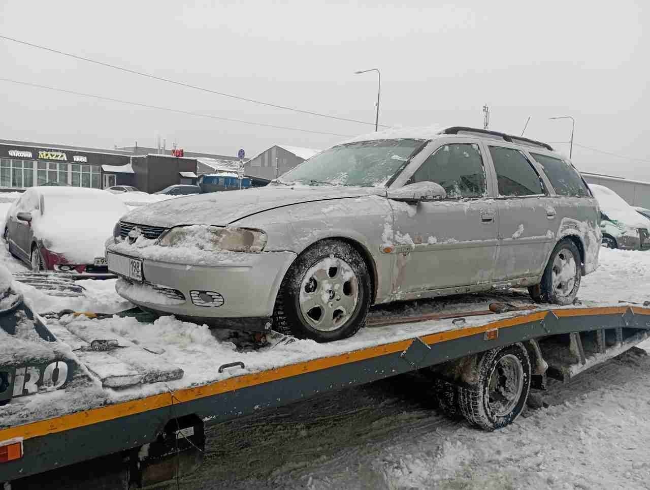 Эвакуация автомобиля Opel Vectra с Северного проспекта в Калининском районе Санкт-Петербурга