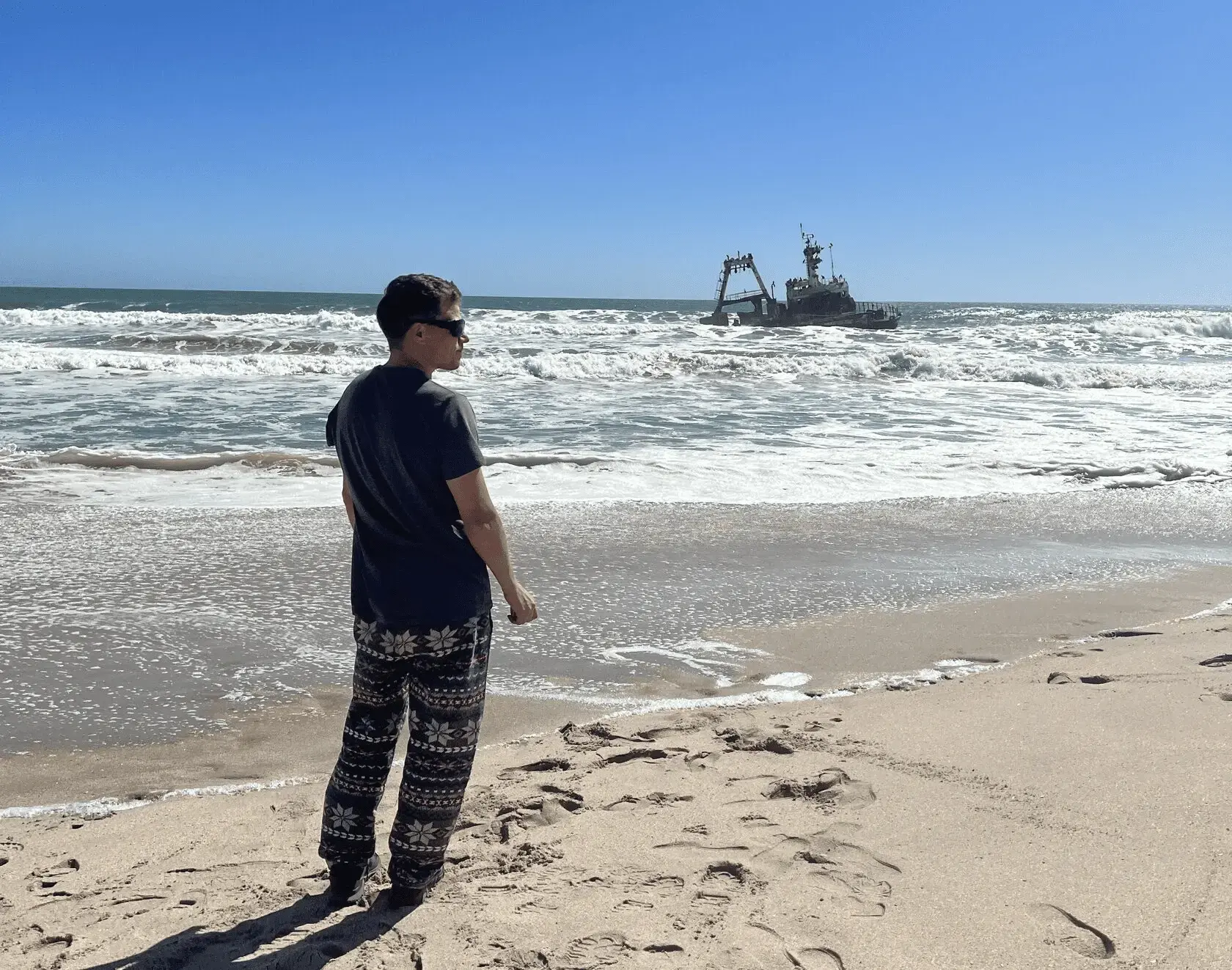 Затонувший корабль у берега океана в пустыне Намиб