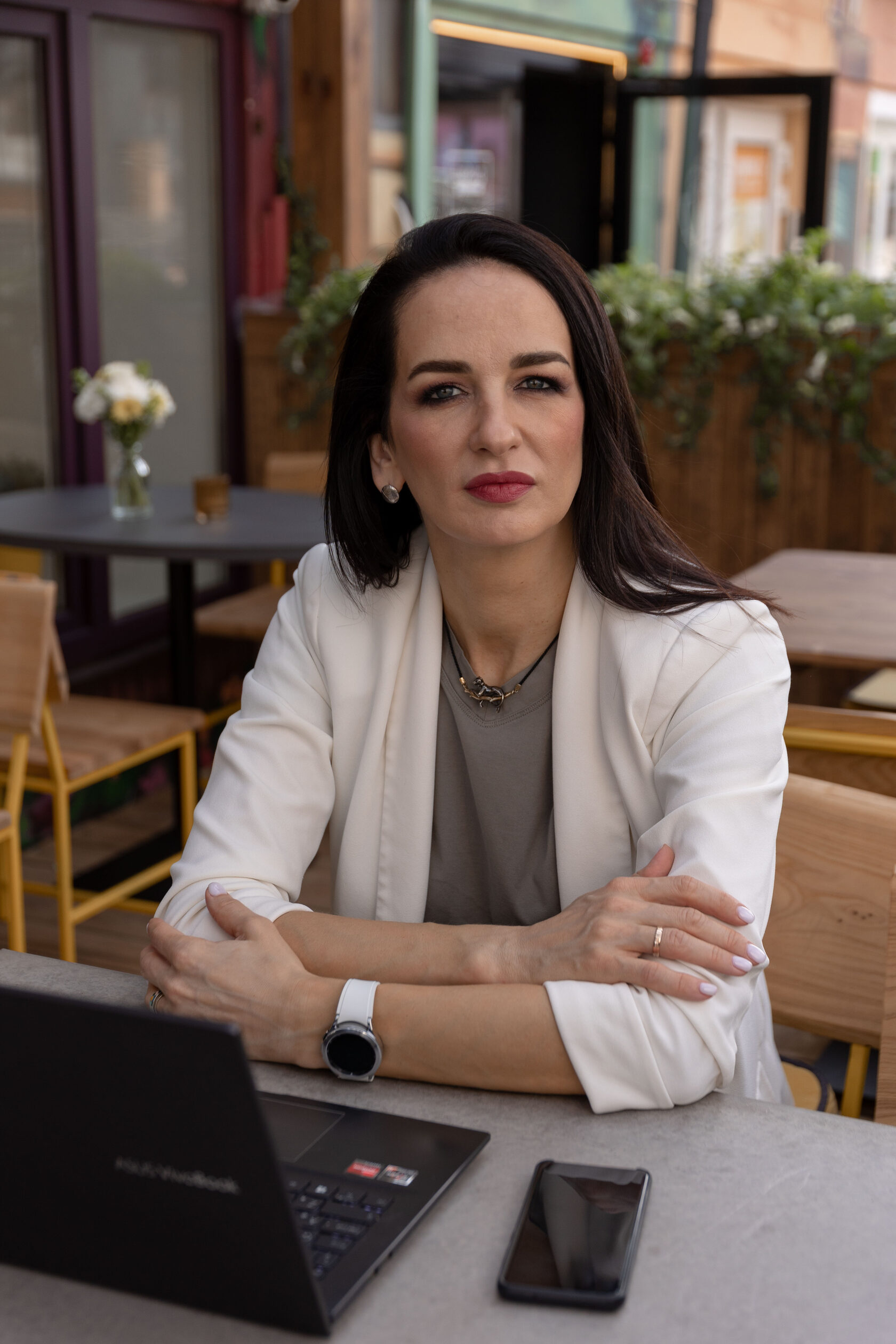 Ирина Степанова за столом в светлом жакете