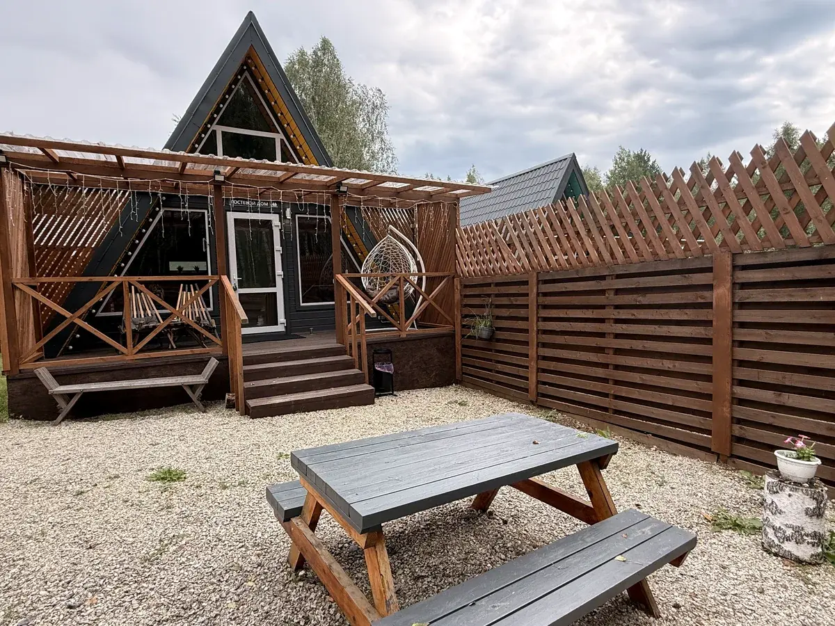 A-Frame Yellow в Лесогорье — фасад домика