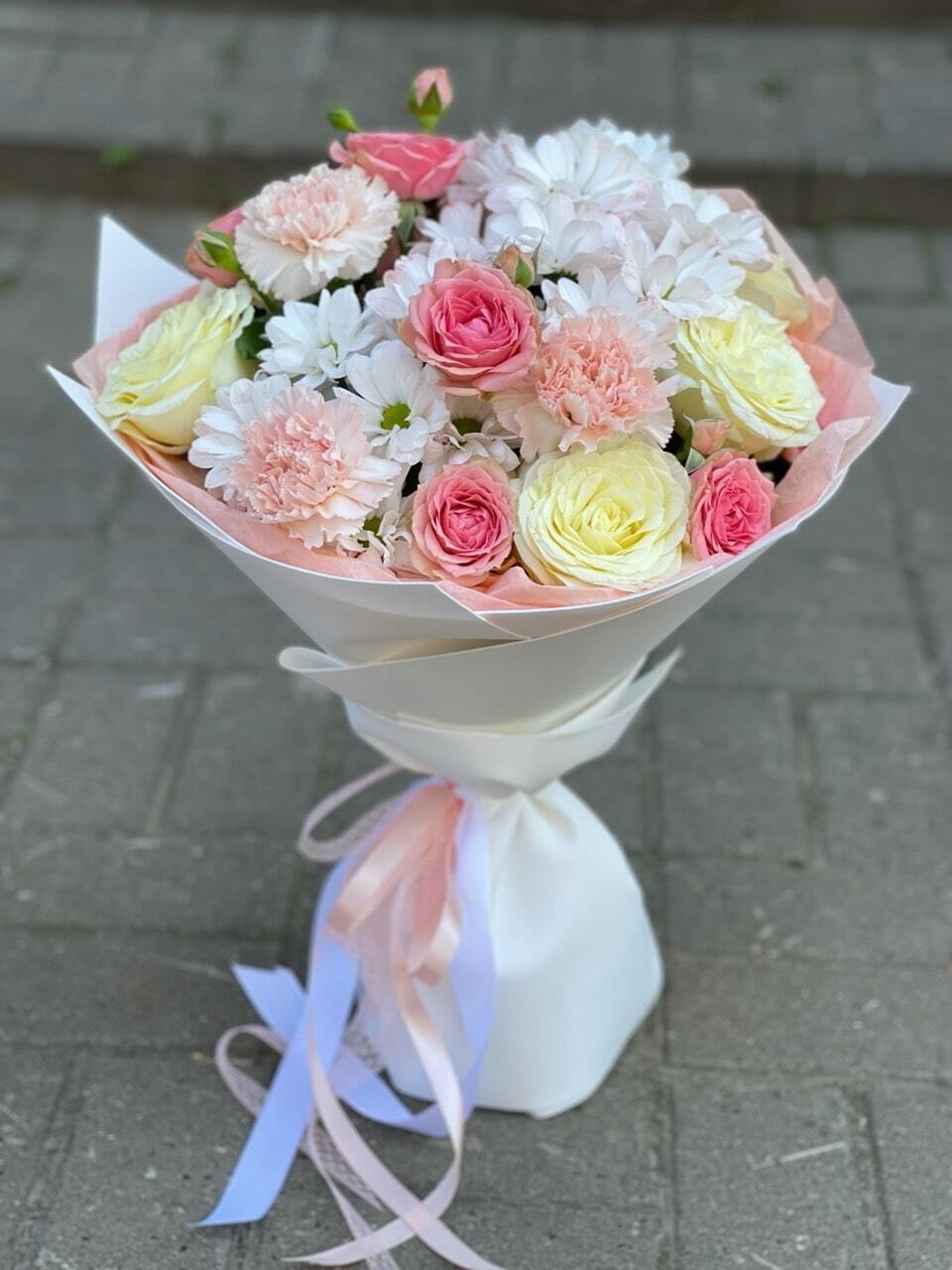Букет цветов. Букет роз с хризантемой для мамы, подруги, коллеги
