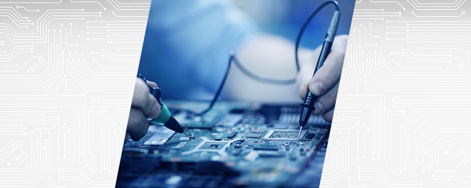 Мастер тестирует и ремонтирует микросхемы 