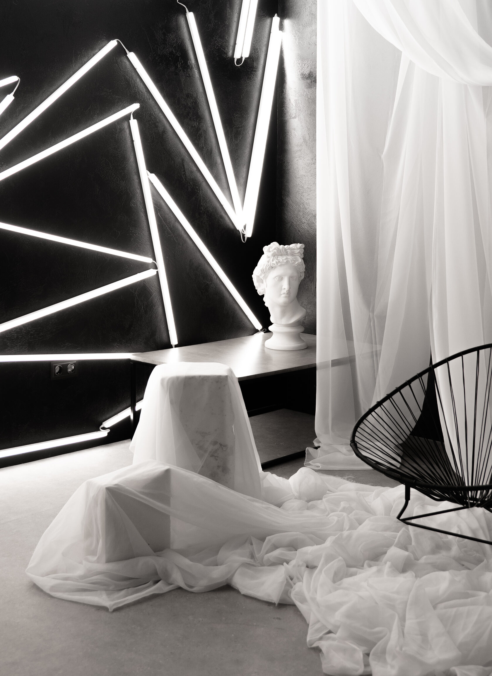 Черный диван на латексном фоне в зале black в Фотостудии в Липецке