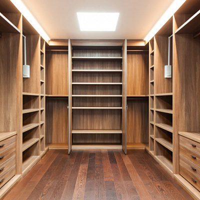 Гардеробы — системы хранения вещей со множеством модулей ящиков и полок для комфортного хранения вашей одежды.