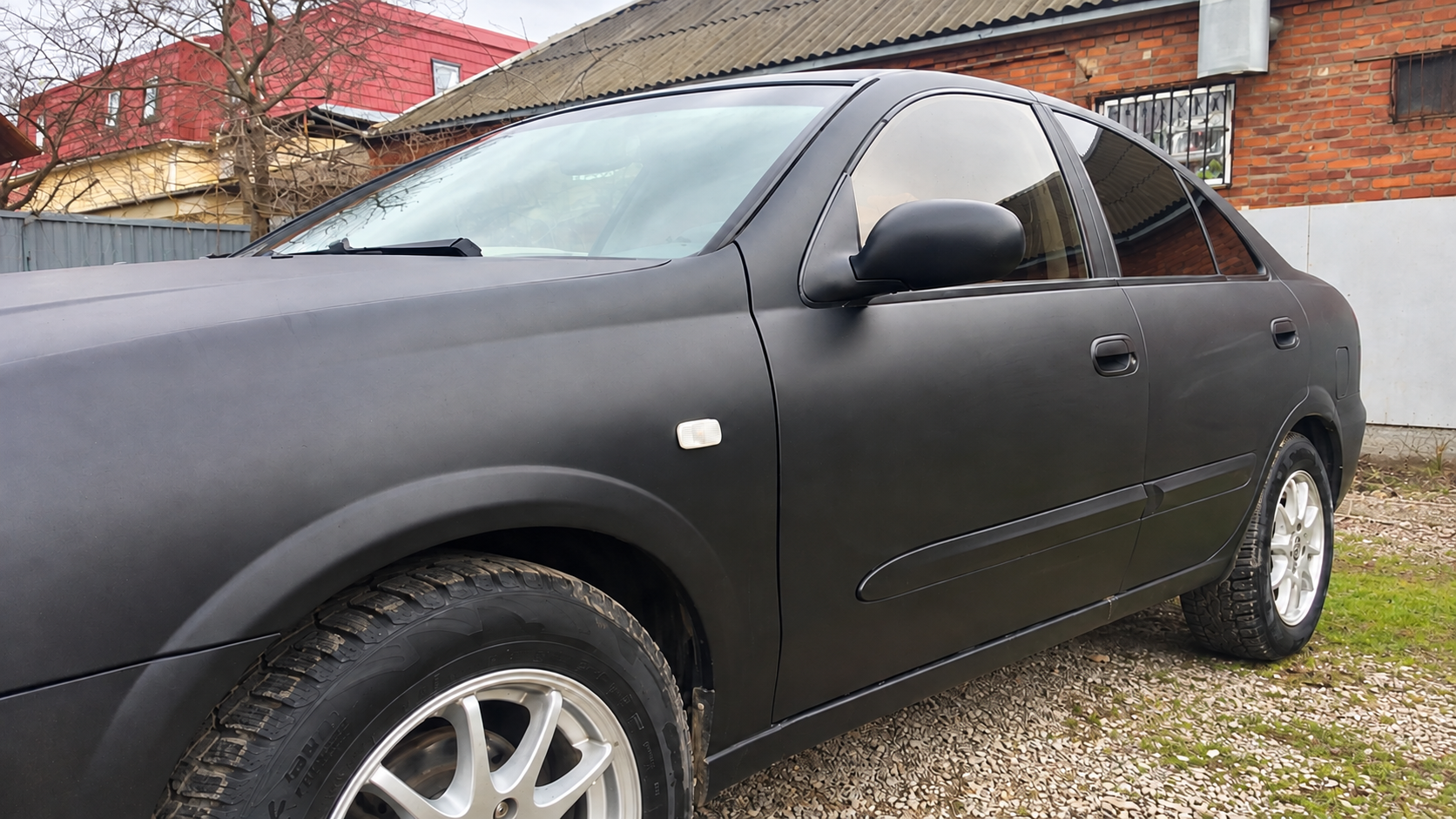 Боковые панели Nissan Almera после покраски в чёрный Raptor — MT Autoestetica, Краснодар