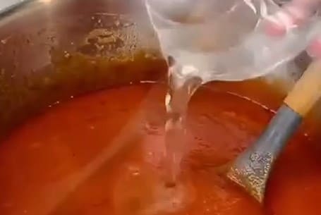 Приготовление кетчупа из кабачков с томатной пастой и луком: шаг 5