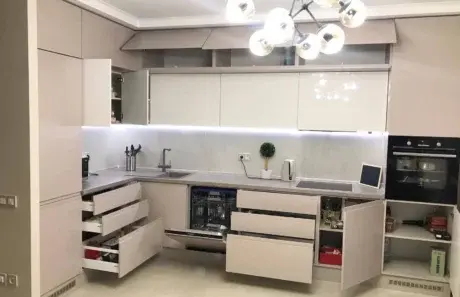 Бежевая кухня Пикардия с фурнитурой Blum