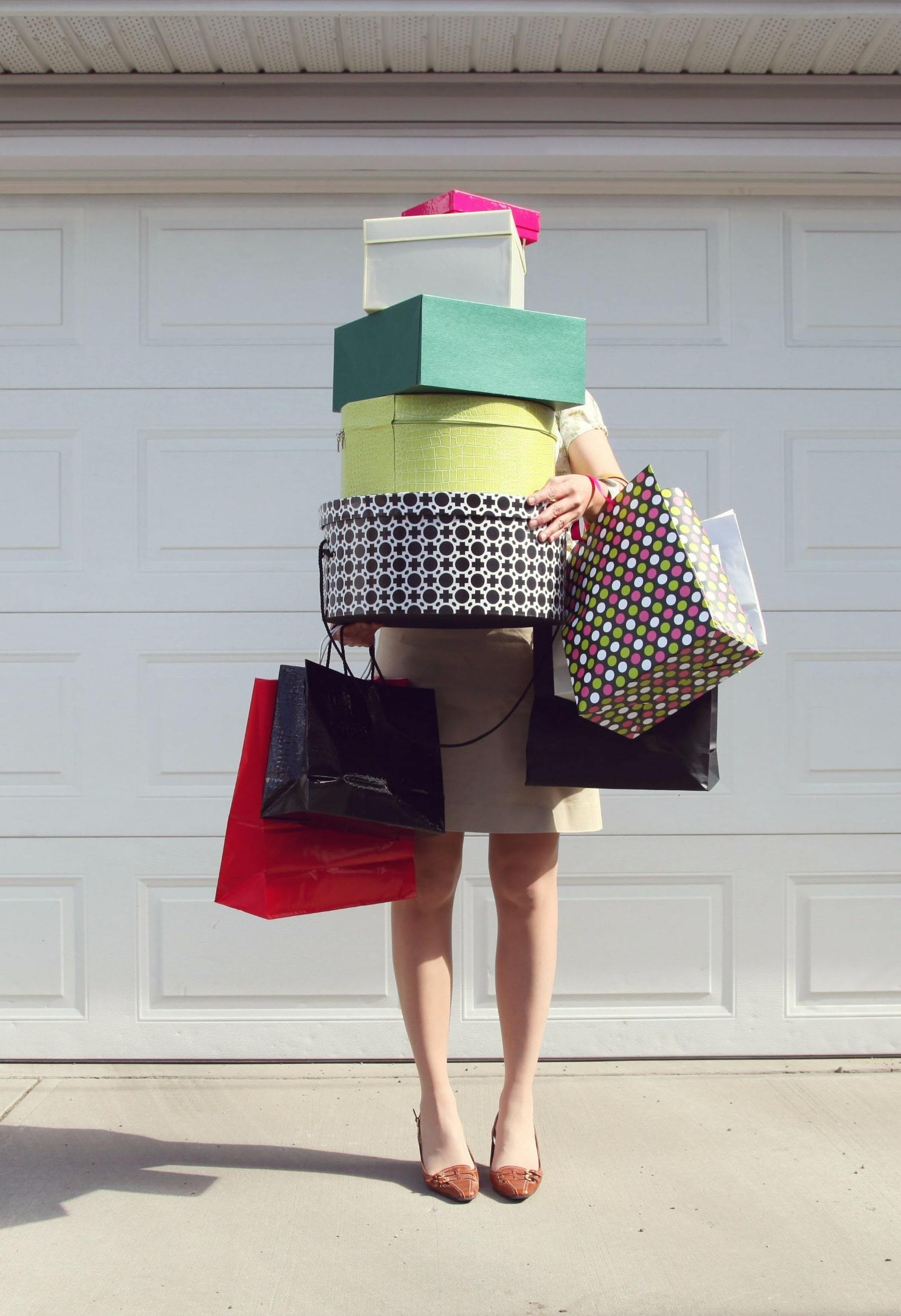 Go shopping presents you. Девушка с пакетами. Девушка шоппинг. Женщина с покупками. Девушка с сумкой.