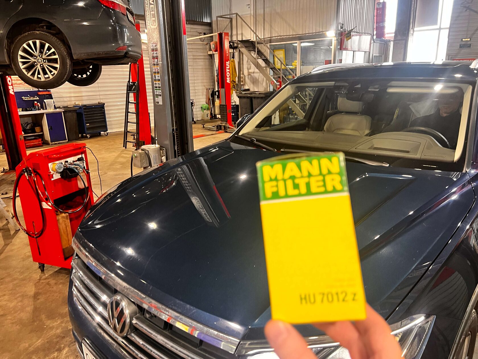Volkswagen Touareg CR7 3.0 TDI — машина и материалы: масло Motul X-clean+ 5W30 и фильтр MANN HU7012z
