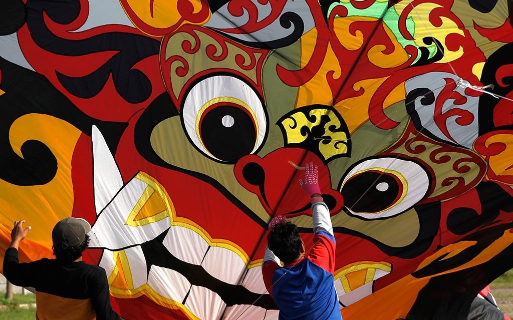 Коллаж из традиционных азиатских воздушных змеев – японский самурай