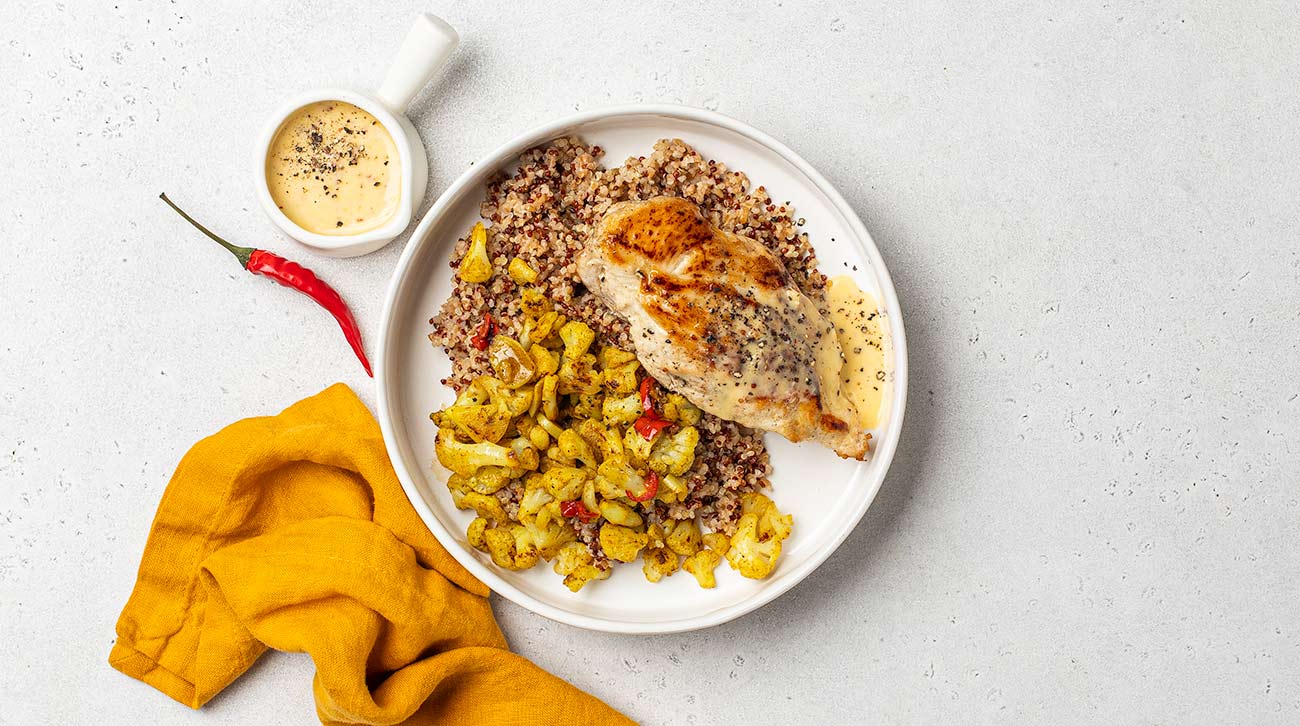 Киноа с курицей, айоли и цветной капустой