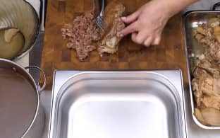 Приготовление холодца из свинины, говядины и курицы: шаг 13