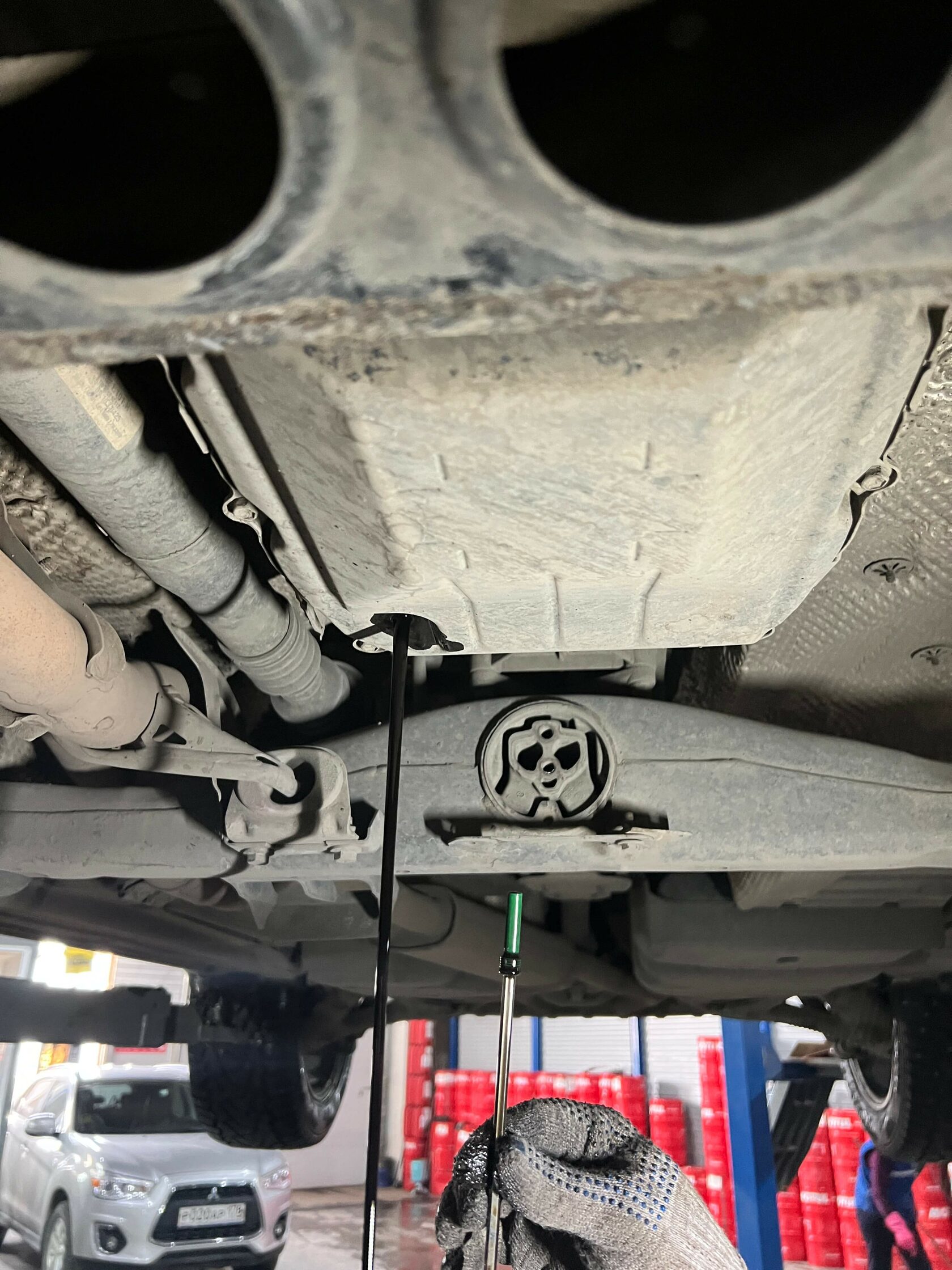 Демонтаж контрольного стакана АКПП