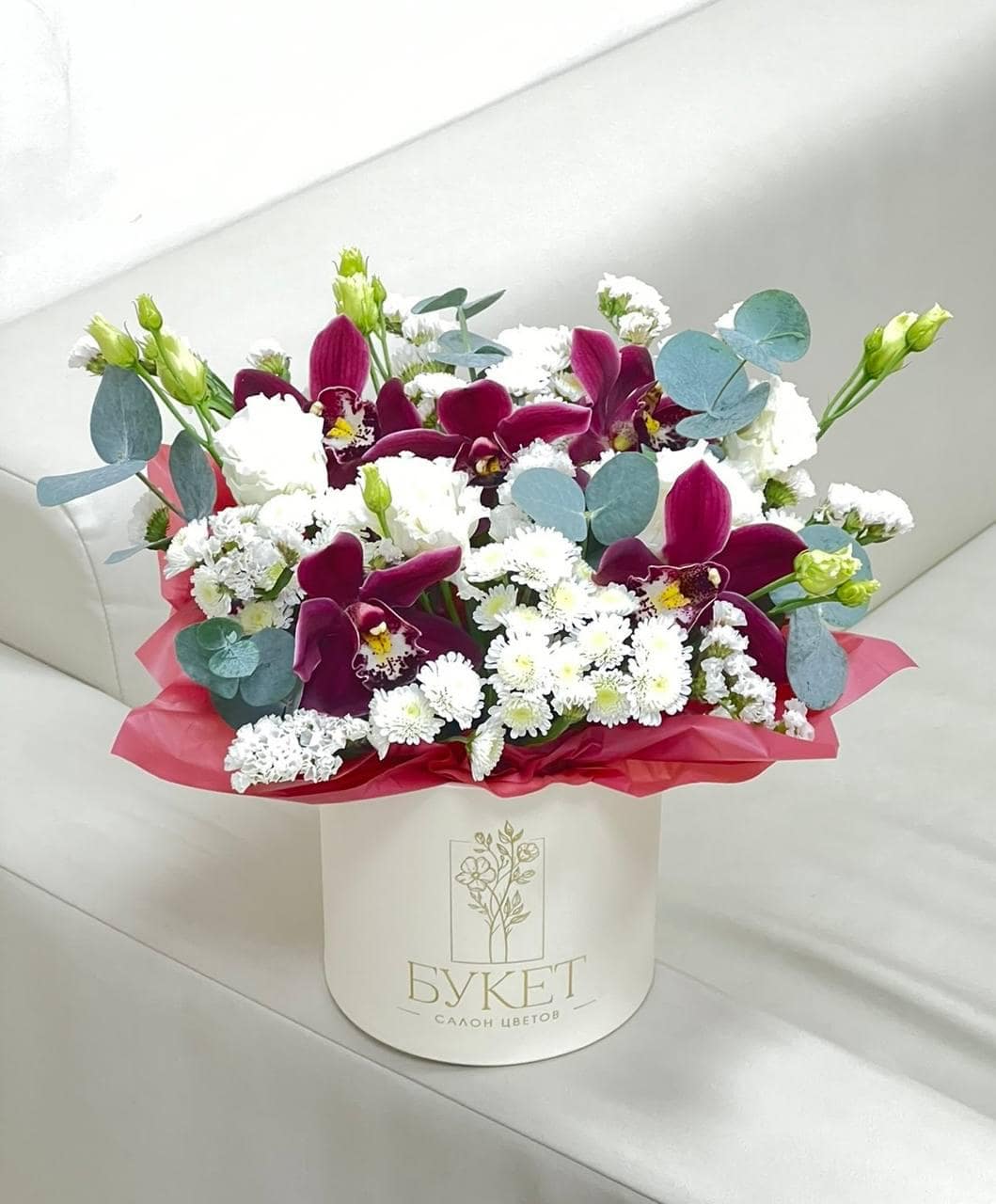  Цветочная композиция с орхидеями, эустомой, веточками хризантемы. Букет в шляпной коробке с доставкой