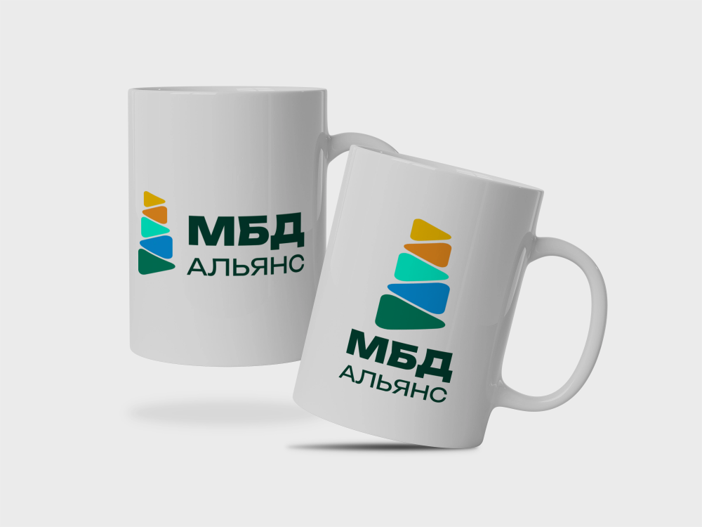 Демонстрация применения бренда в повседневной жизни: логотип на кружках