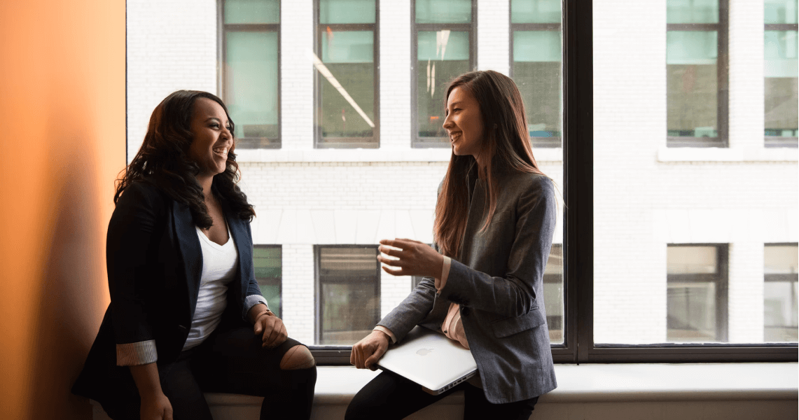 девушки общаются у окна