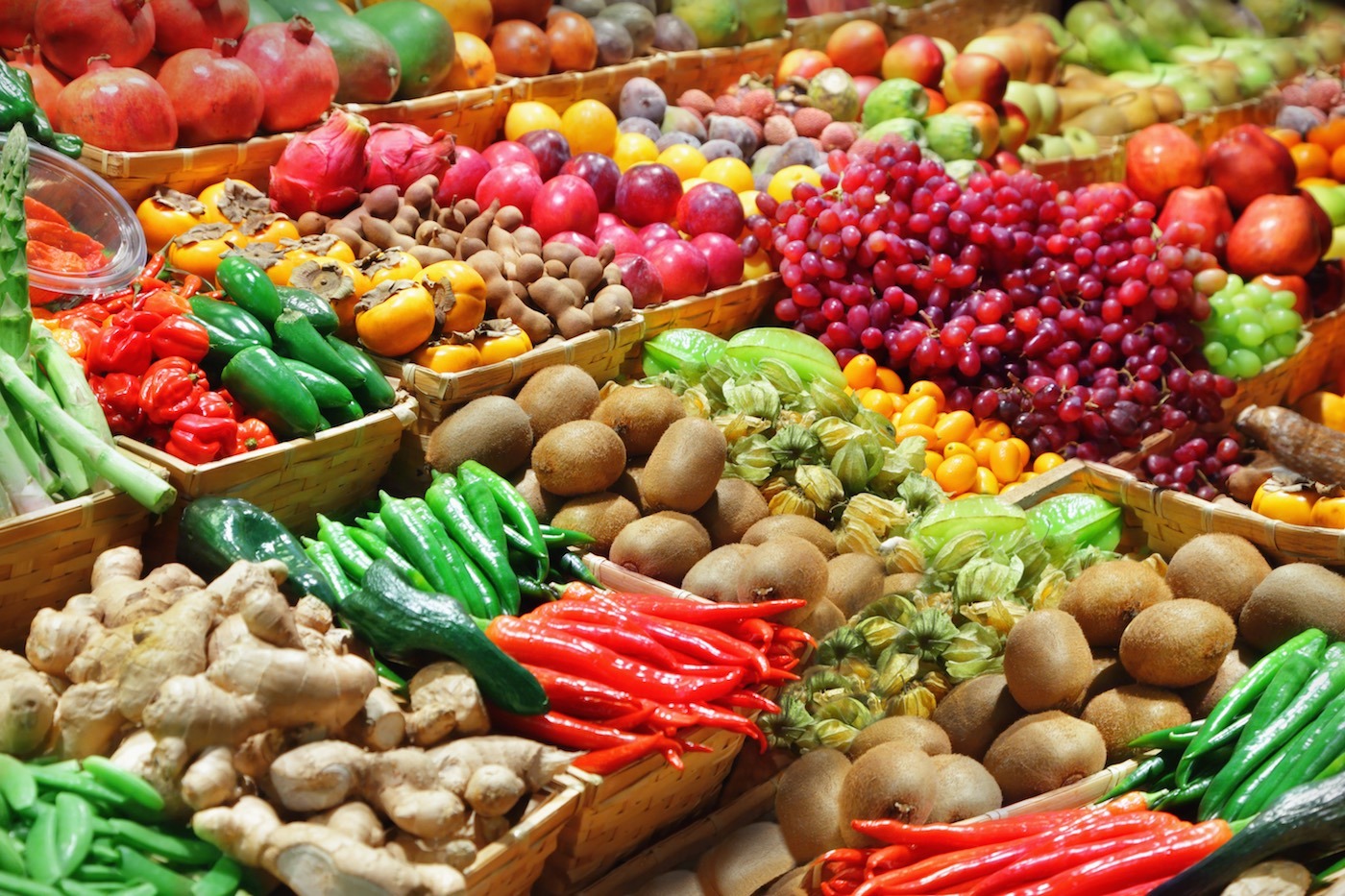 Рынок свежих фруктов. Продукты овощи. Овощи и фрукты на рынке. Овощи на рынке. Продукты овощи фрукты.