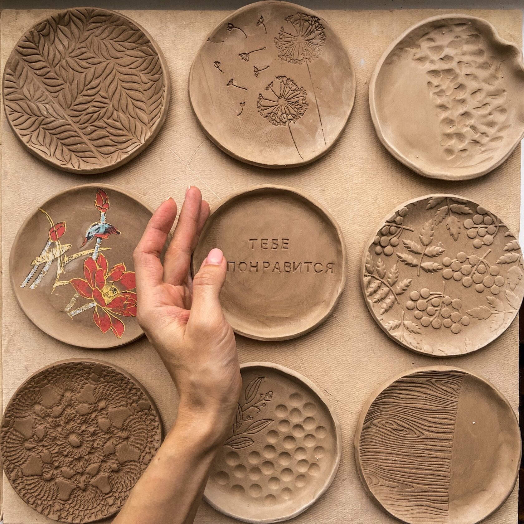 Гончарная студия калининград. Гончарная студия "лепим, жжем". Шадринская глина. Лепим жжем. Пластилин жгутики.